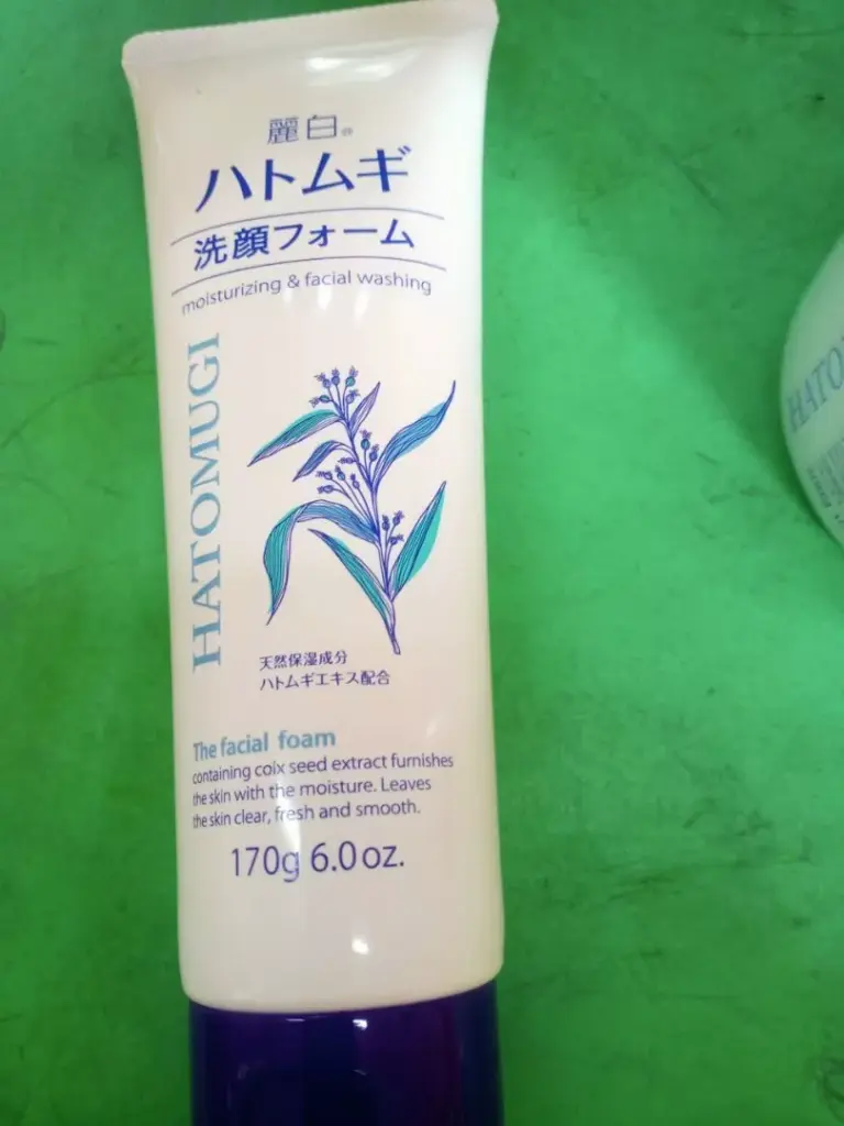 sữa rửa mặt hatogumi màu trắng