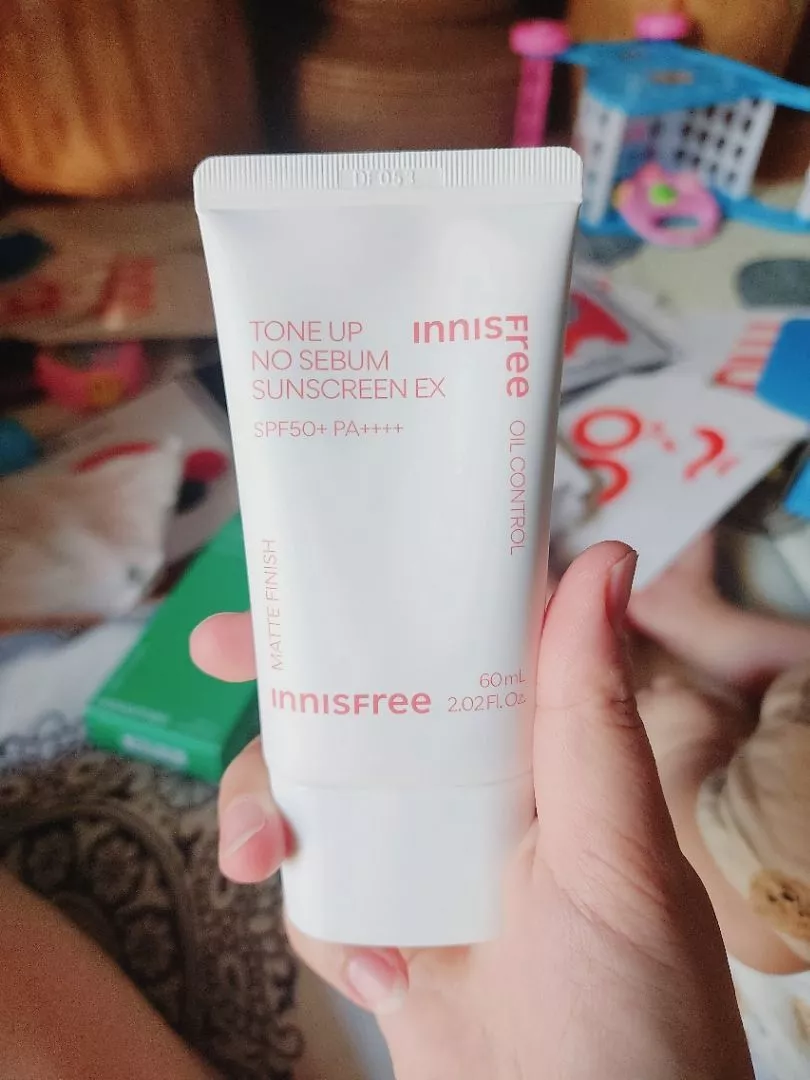 kem chống nắng cho da dầu mụn nâng tone giá học sinh
